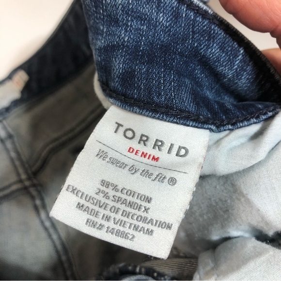 TORRID Embroidered High Rise Jean Shorts, size 22 - Picture 9 of 12
